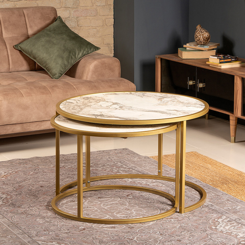 Un ensemble de tables basses Tamba en marbre avec un cadre rond doré