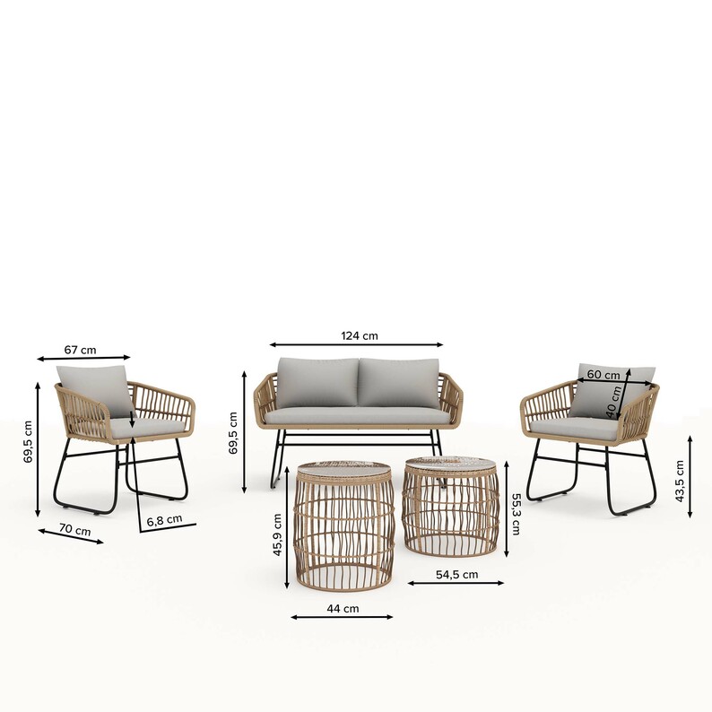 Un salon de jardin canapé Titawin avec deux fauteuils et deux tables