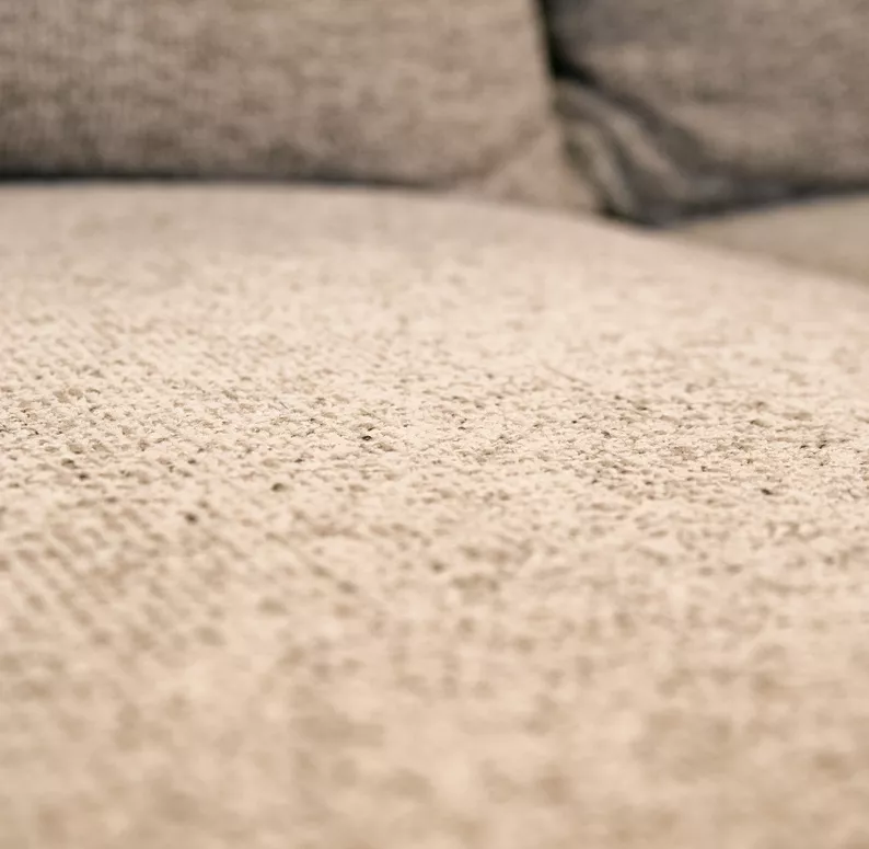 Jasnoszary narożnik Ovo lewostronny z funkcją spania i pojemnikiem na pościel.