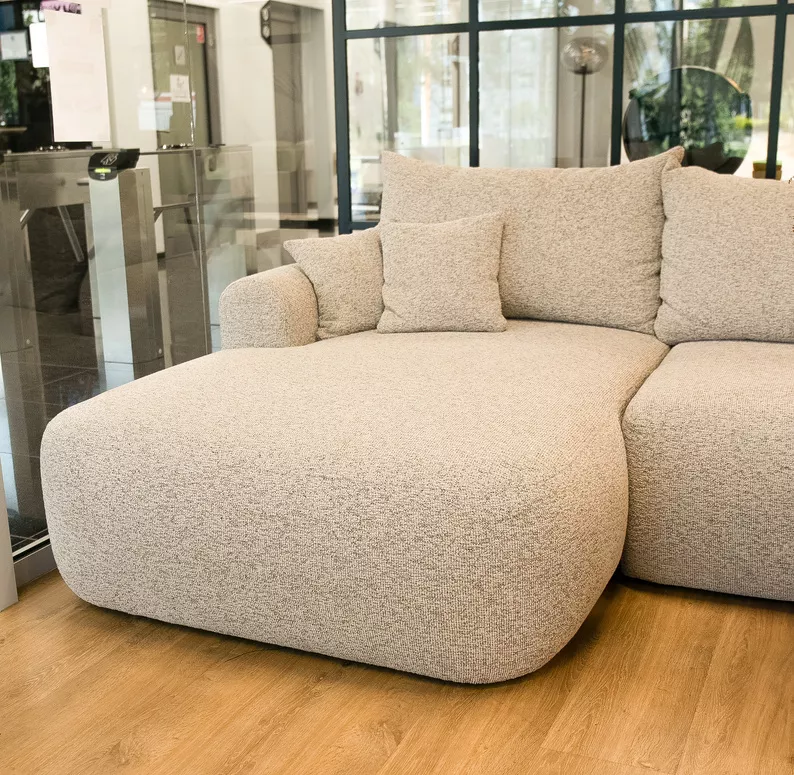 Jasnoszary narożnik Ovo lewostronny z funkcją spania i pojemnikiem na pościel.