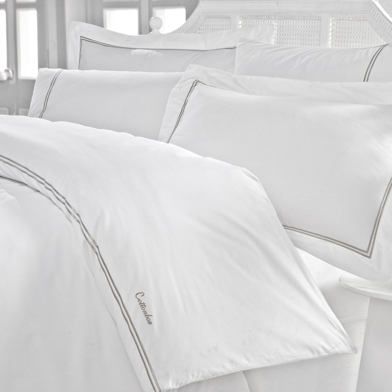 Parure de lit en satin Semacor, 200x220 cm, blanc avec décorations grises