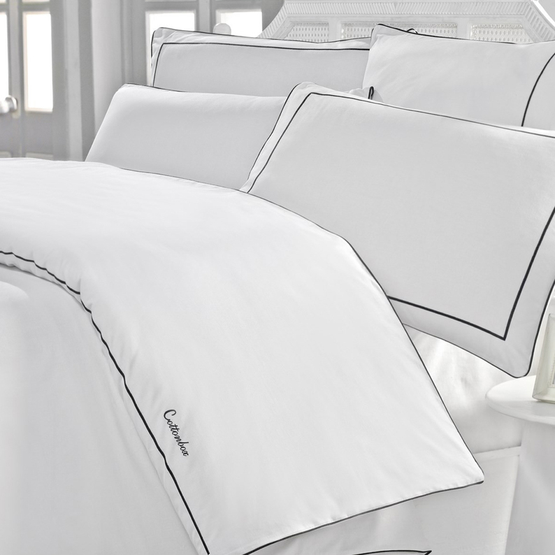 Parure de lit en satin Semacor, 200x220 cm, blanc avec décorations noires