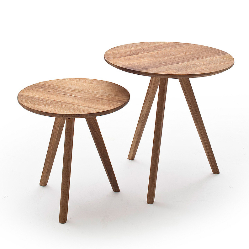 Un set de tables Melogreno, diamètre 40 et 50 cm, chêne noueux