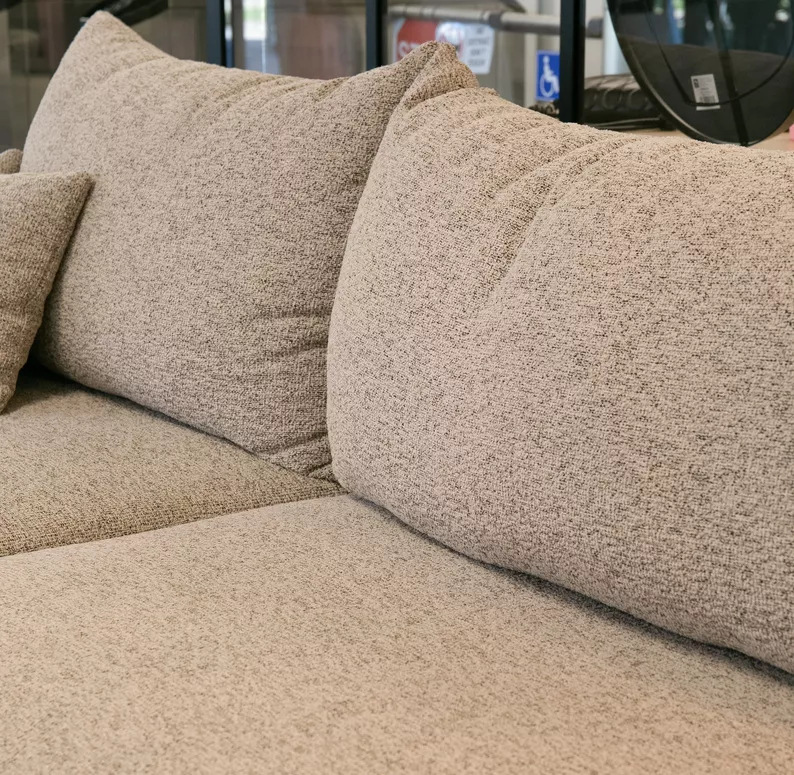 Jasnoszary narożnik Ovo lewostronny z funkcją spania i pojemnikiem na pościel.