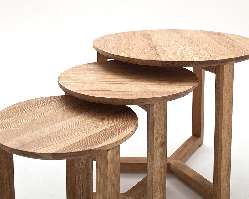 Un ensemble de trois tables Aventra d'un diamètre de 30, 35 et 50 cm, chêne noueux
