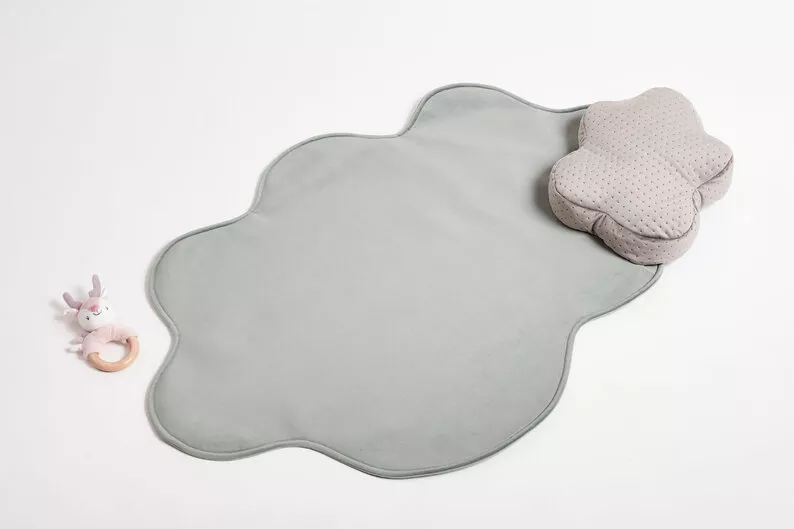 Tapis pour enfants Cozie en forme de nuage avec un coussin à la menthe