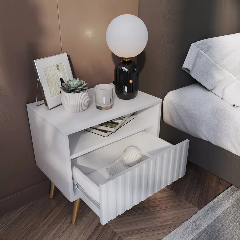 Table de chevet Bello avec un tiroir à façade à lamelles, blanc avec pieds dorés