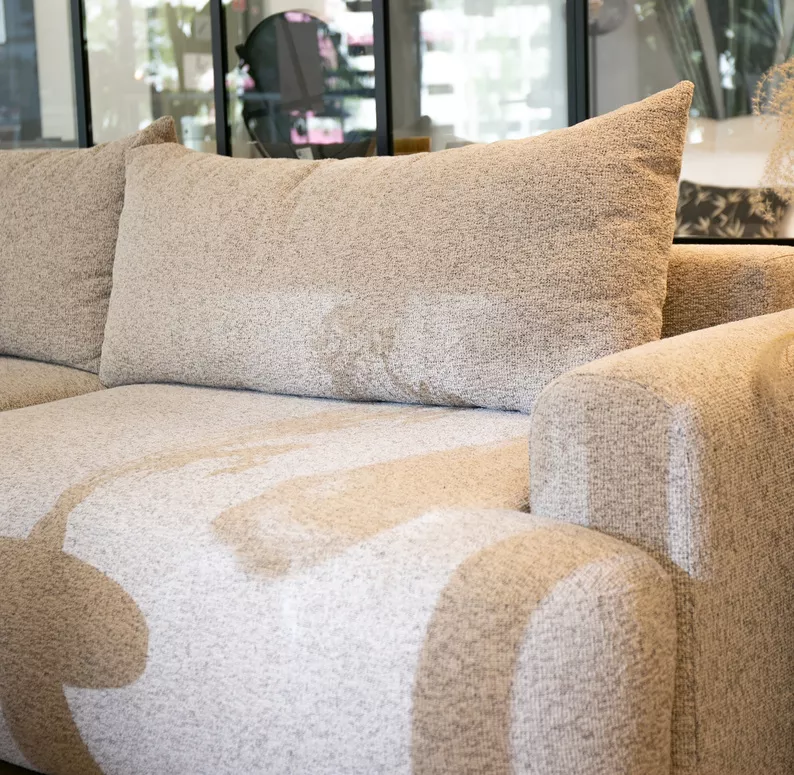 Jasnoszary narożnik Ovo lewostronny z funkcją spania i pojemnikiem na pościel.