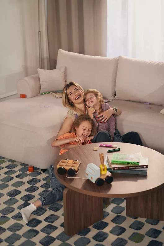 Kremowy narożnik Ovo mini L-kształtny z funkcją spania i pojemnikiem na pościel.