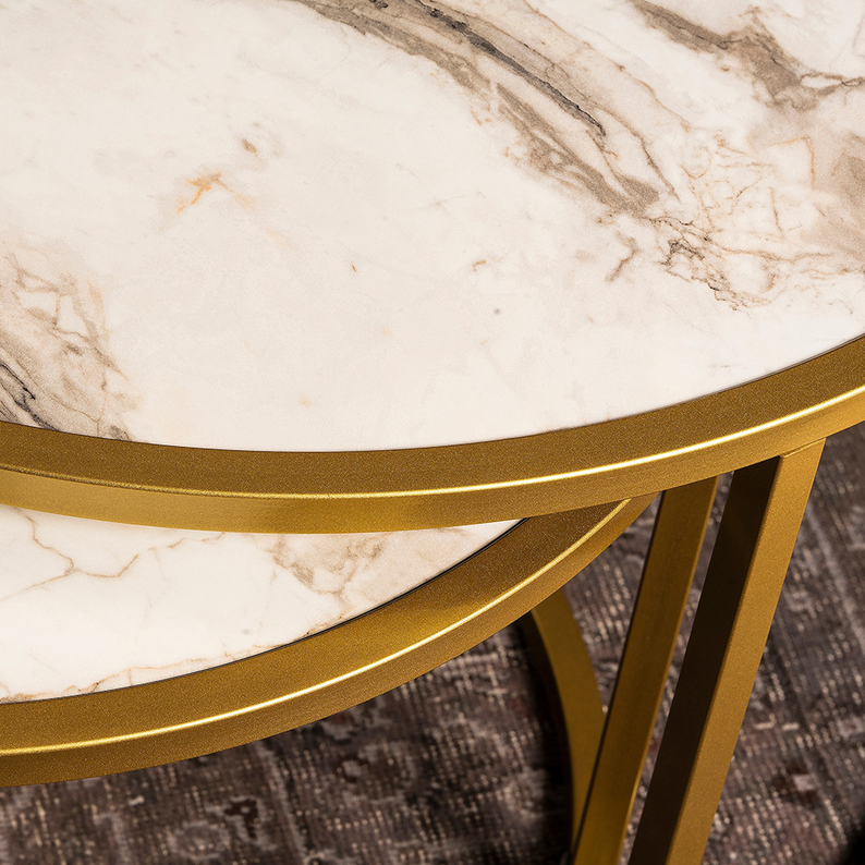 Un ensemble de tables basses Tamba en marbre avec un cadre rond doré