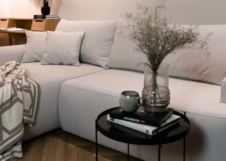 Canapé d'angle convertible Ovo en L velours crème avec bac en tissu facile à nettoyer, côté gauche