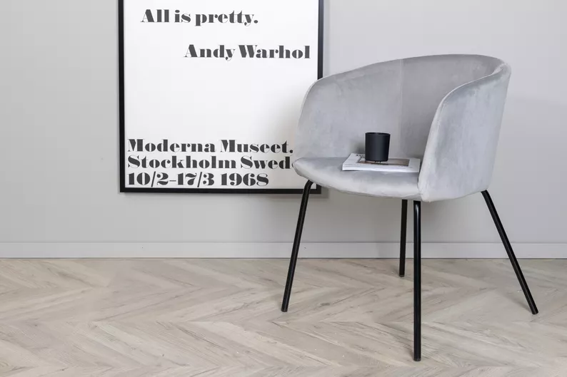 Chaise rembourrée en velours gris Ressator