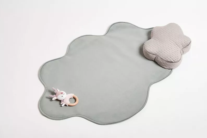 Tapis pour enfants Cozie en forme de nuage avec un coussin à la menthe