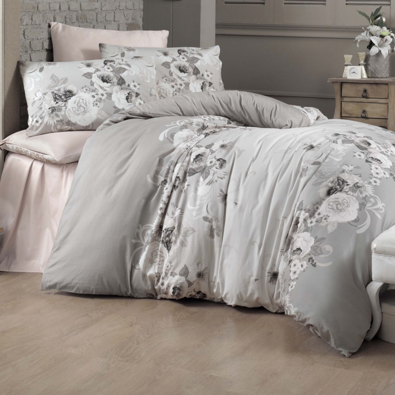ROMANCE Parure de lit Romace 200x220 cm avec quatre taies d'oreiller 2 x 50x70 cm et 2 x 70x70 cm avec un drap et un drap housse