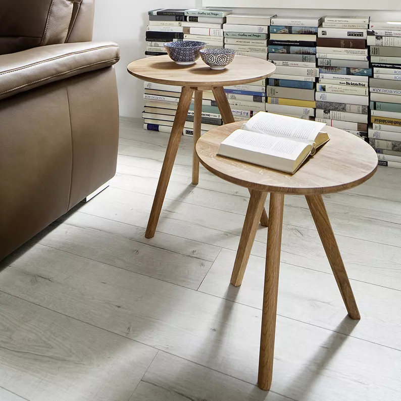 Un set de tables Melogreno, diamètre 40 et 50 cm, chêne noueux