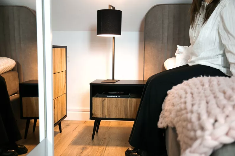 Table de chevet Bello avec un tiroir à façade à lamelles, noir / chêne wotan