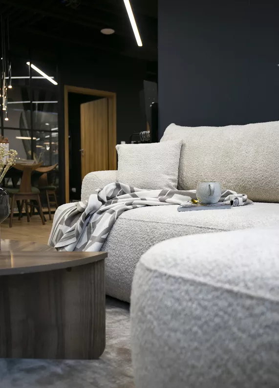 Canapé-lit d'angle Ovo en L beige avec un conteneur bouclé à gauche