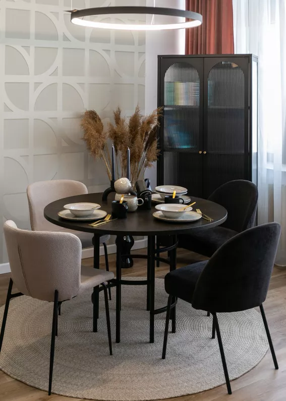 Chaise rembourrée en chenille noire Nelicials
