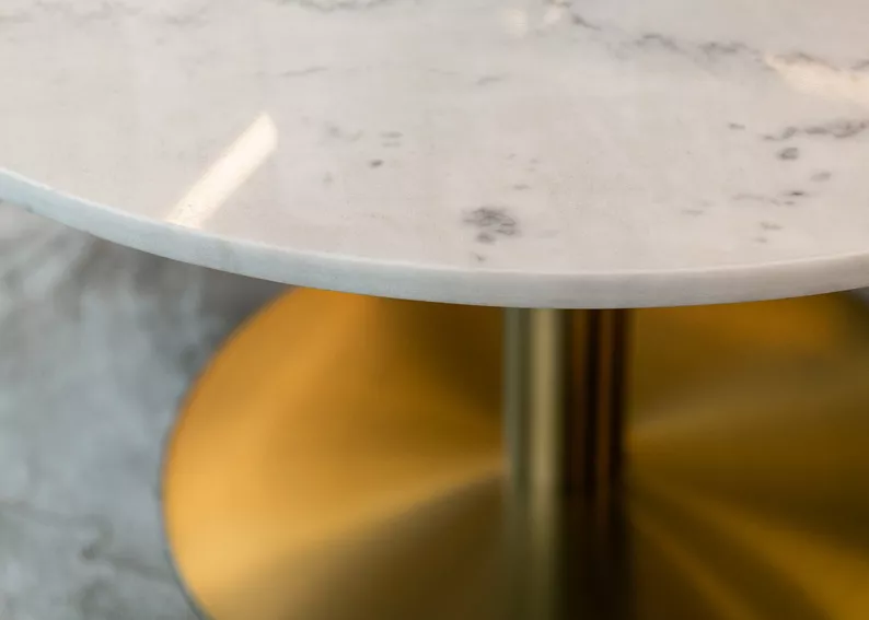 CORBINES Table basse ronde diamètre 80 cm marbre blanc sur pied laiton