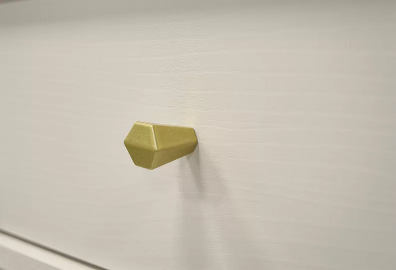 Stolik kawowy Oktio z szufladą i półkami 100 cm beż piaskowy na złotych nogach