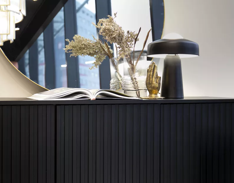 Commode Bello avec façades à lamelles 154 cm noir avec pieds dorés