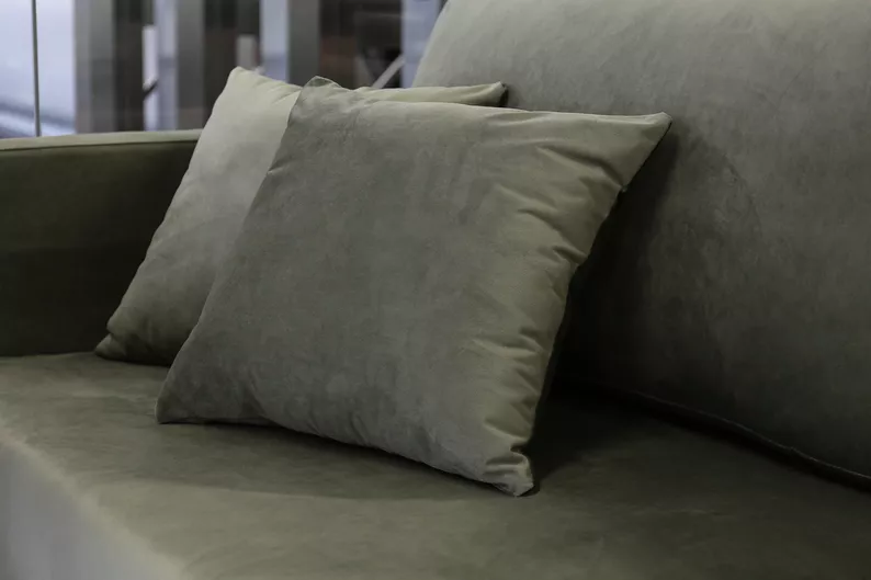VALICO Canapé-lit trois places velours olive hydrophobe