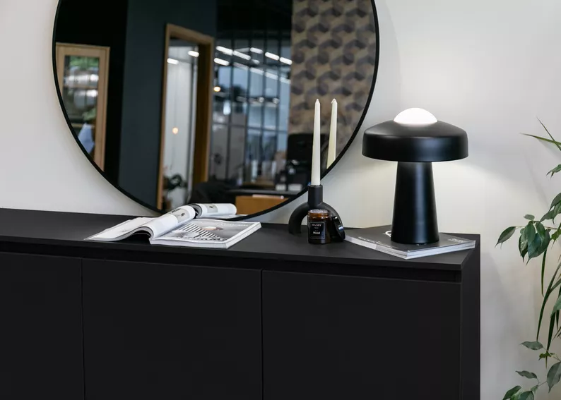 Commode à trois portes Bemmi 150 cm noire avec pieds noirs