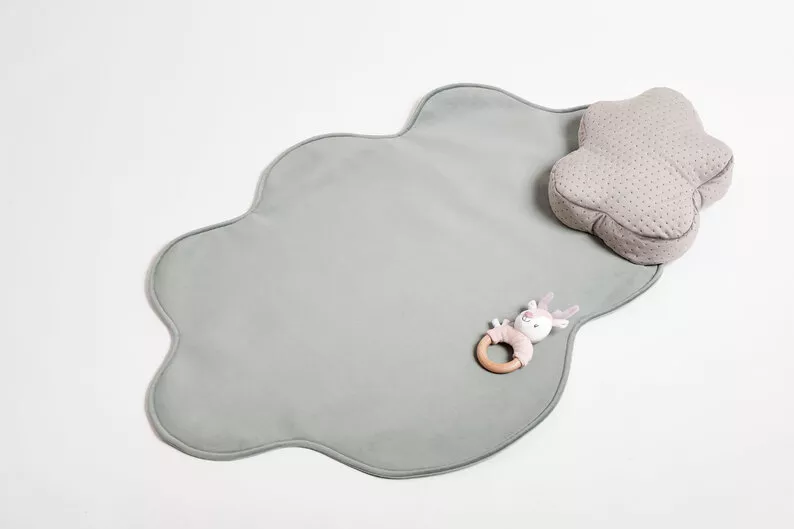 Tapis pour enfants Cozie en forme de nuage avec un coussin à la menthe