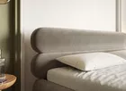 Łóżko tapicerowane 180x200 cm Roule z pojemnikiem stelaż metalowy szarobeżowe welur hydrofobowy nóżki złote