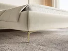 Łóżko tapicerowane 140x200 cm Roule z pojemnikiem stelaż metalowy kremowe welur hydrofobowy nóżki złote
