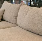 Jasnoszary narożnik Ovo lewostronny z funkcją spania i pojemnikiem na pościel.