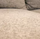 Jasnoszary narożnik Ovo lewostronny z funkcją spania i pojemnikiem na pościel.