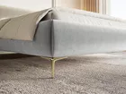 Łóżko tapicerowane 140x200 cm Roule z pojemnikiem stelaż metalowy jasnoszare welur hydrofobowy nóżki złote