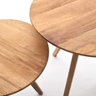 Un set de tables Melogreno, diamètre 40 et 50 cm, chêne noueux